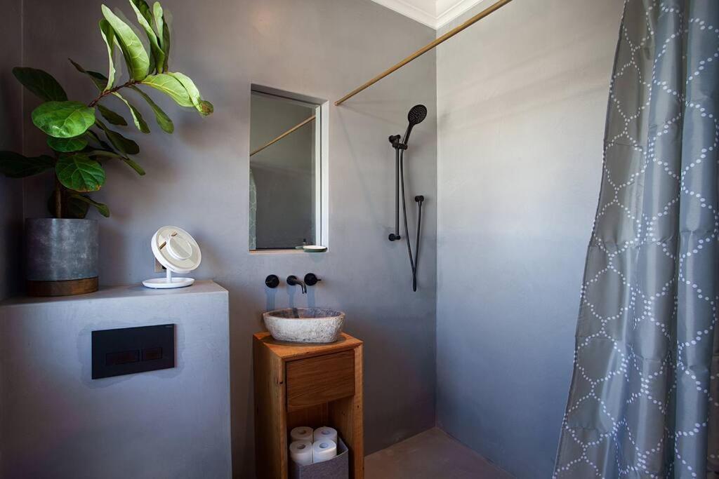 Sun-filled North Bondi Moments To Apartment